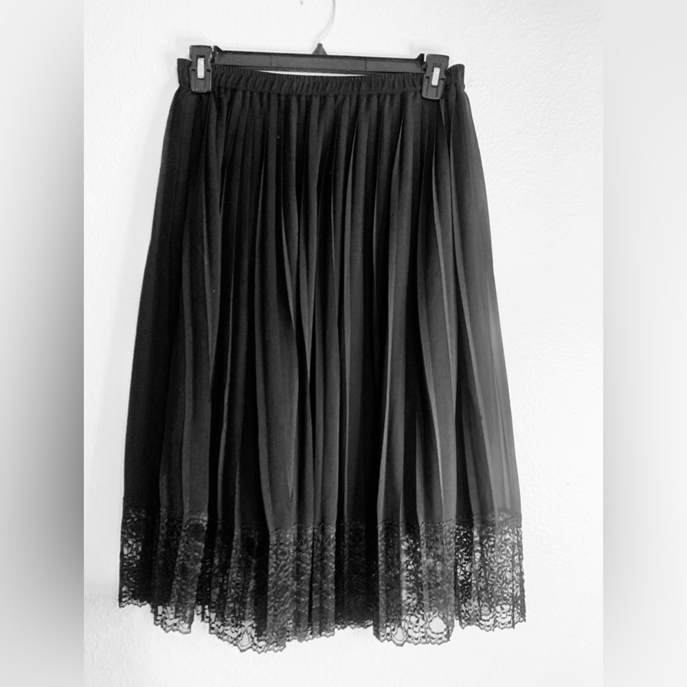 Club Monaco Women’s Black Pleated & Lace Midi Skirt. Size 6